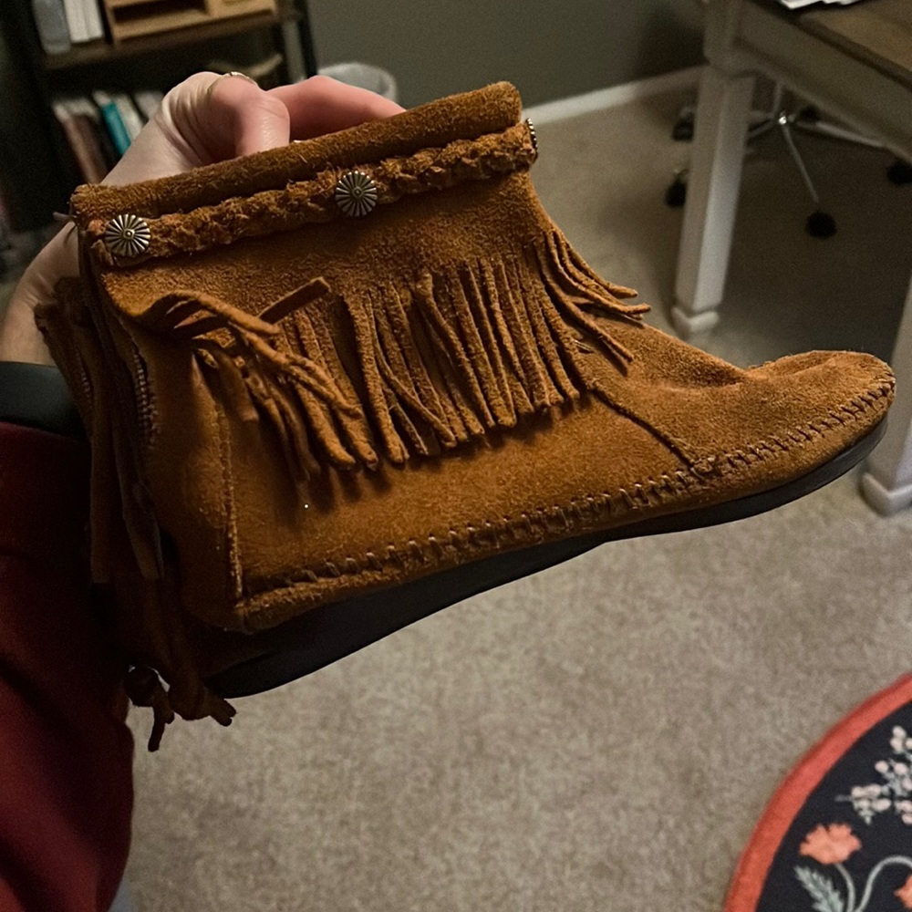 Adorable Minnetonka 7.5 womens fringed booties ✨